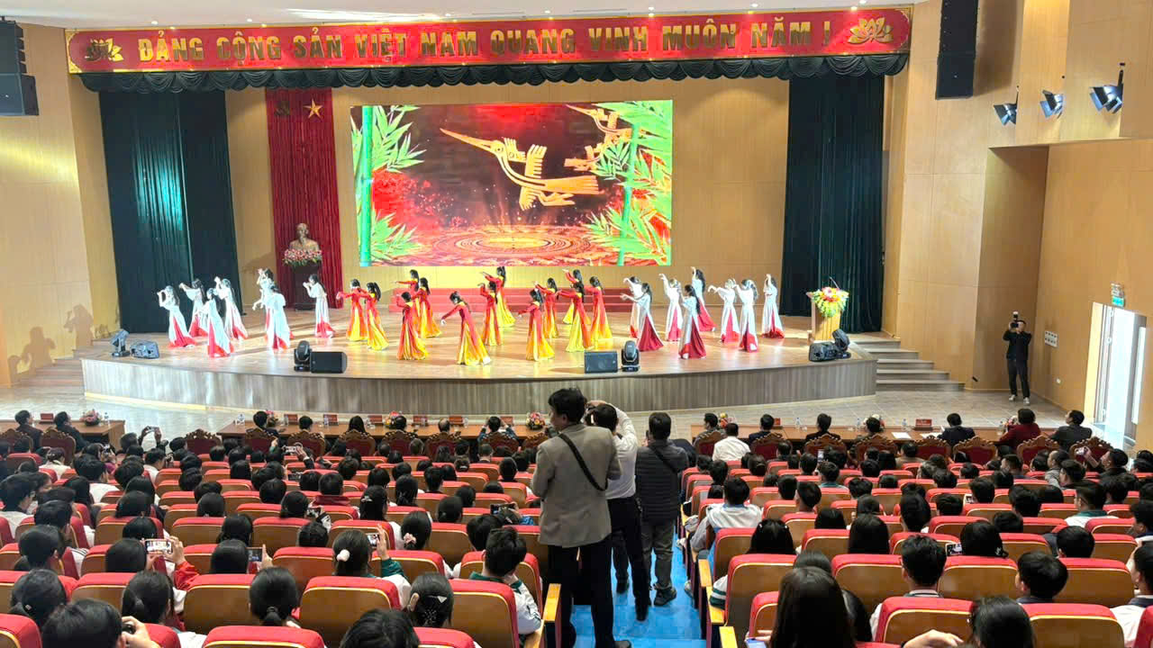 Văn nghệ chào mừng