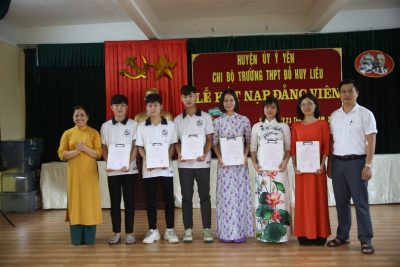 Chi bộ trường THPT Đỗ Huy Liêu kết nạp 6 đảng viên mới